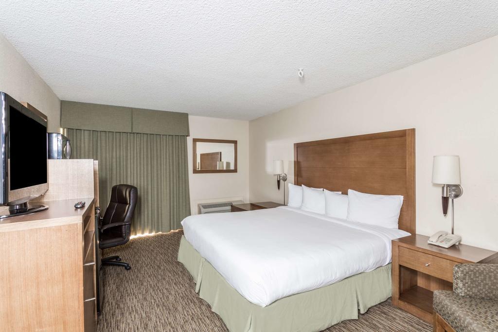 Days Hotel By Wyndham Peoria Glendale Area Экстерьер фото